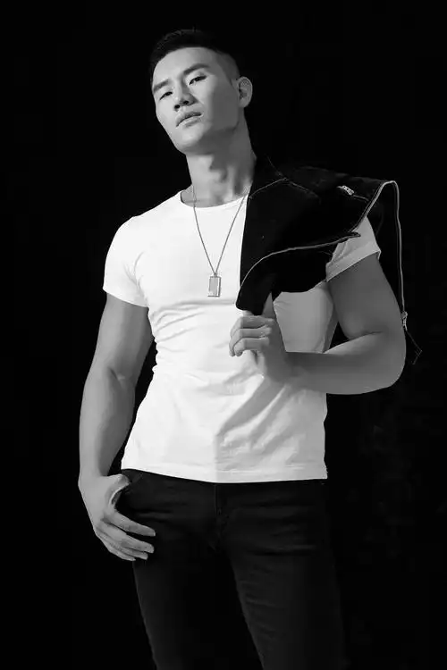 谢孟伟黑白写真曝光 冷峻霸气尽显硬汉本色