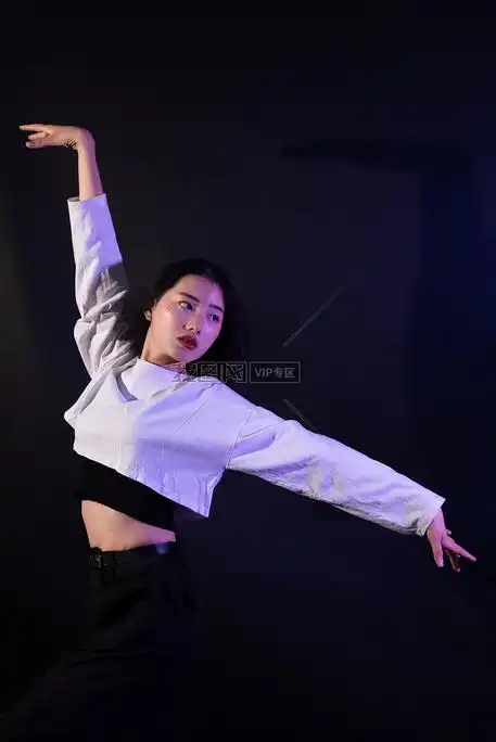 爵士街舞青年女生跳舞技巧动作