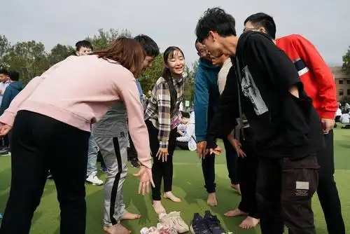 赤足奔跑健身心,清华新生光脚参加运动会