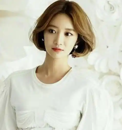 四十岁女人洋气短发,头发别留太长,这5款显气质,适合春天_发型_显得