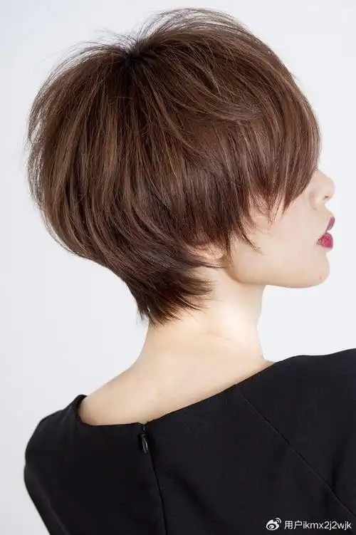半露耳短发,时尚又富层次感|短发|层次感|发型_新浪新闻