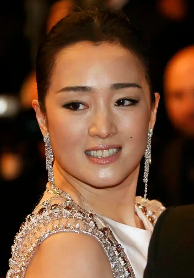 巩俐近照,牵手陈道明耳语不断cp感十足,与张艺谋全程无交流?