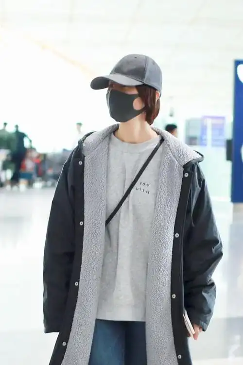 袁泉街拍:翻毛连帽大衣牛仔裤运动鞋 休闲随性