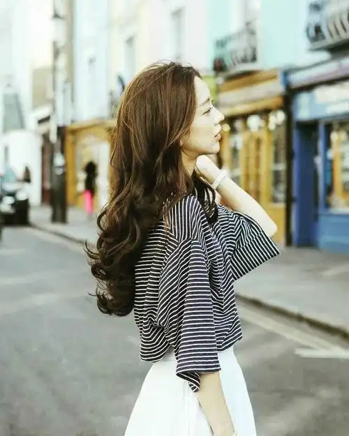 长发大波浪的发型显得过于成熟了怎么办?