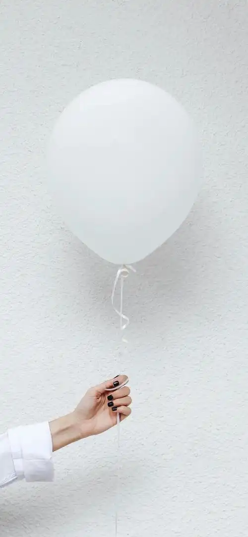 简约风格的手机壁纸,轻盈而精致,将你的视野引向无限广阔的天地.