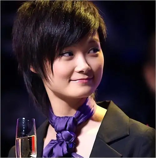 李宇春风格独特引风潮中性造型成标签父母却为婚嫁焦虑不已