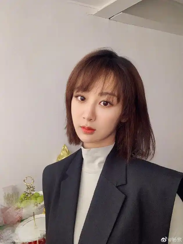 杨紫晒照换新发型,剪齐刘海短发清新文艺,长发跟我没缘分