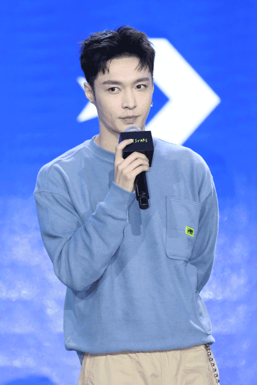 张艺兴蓝色卫衣亮相阳光帅气夸中国街舞人未来可期