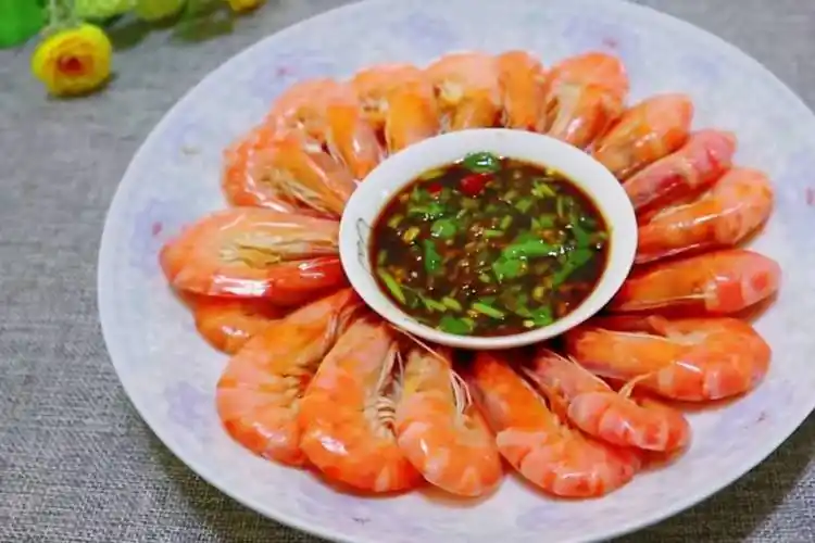 基围虾的做法很多,可蒸可煮,可炒可烧,可我个人还是觉得蒸着吃更好,这