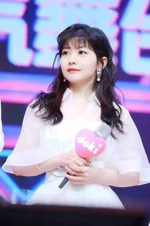 就读于中国传媒大学的张紫宁身上有着其他少女身上没有的乖乖女形象