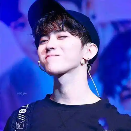 蔡徐坤在上小学的时候,被选为tfboys的成员之一,父母希望他以学业为重