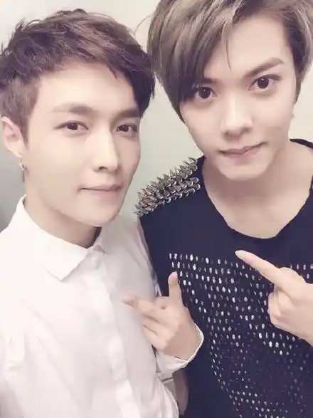 和张艺兴合照的这个男生是谁呀?