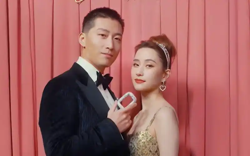 窦骁何超莲被传婚变后首度合作,内外场无互动一反常态!