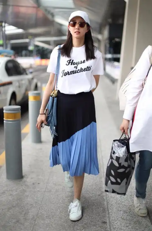 张钧甯机场示范夏日舒适穿搭 心情极佳与粉丝微笑告别