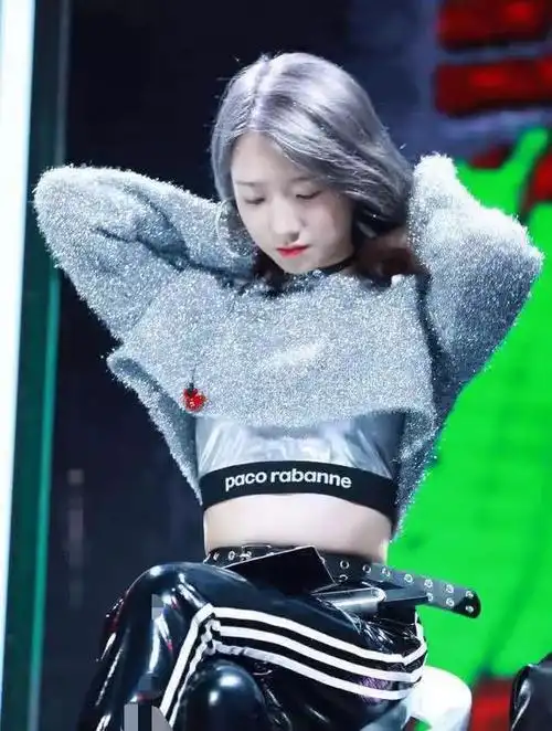 孟美岐拼了,穿紧身皮裤不够还配超短衣,网友:肋骨腰太吓人!