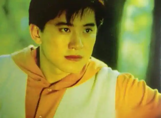 歌手毛宁罕露面与好友陈明相约下午茶51岁的他依旧帅气显年轻