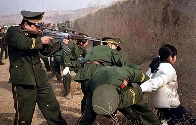 1995年陆金凤走下法庭含泪签完字后被押赴刑场枪毙前表情镇静