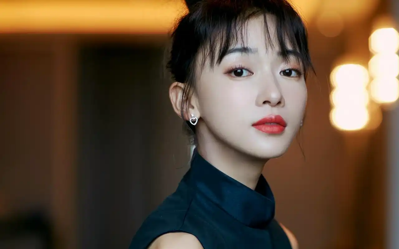 吴谨言性感时尚写真桌面壁纸