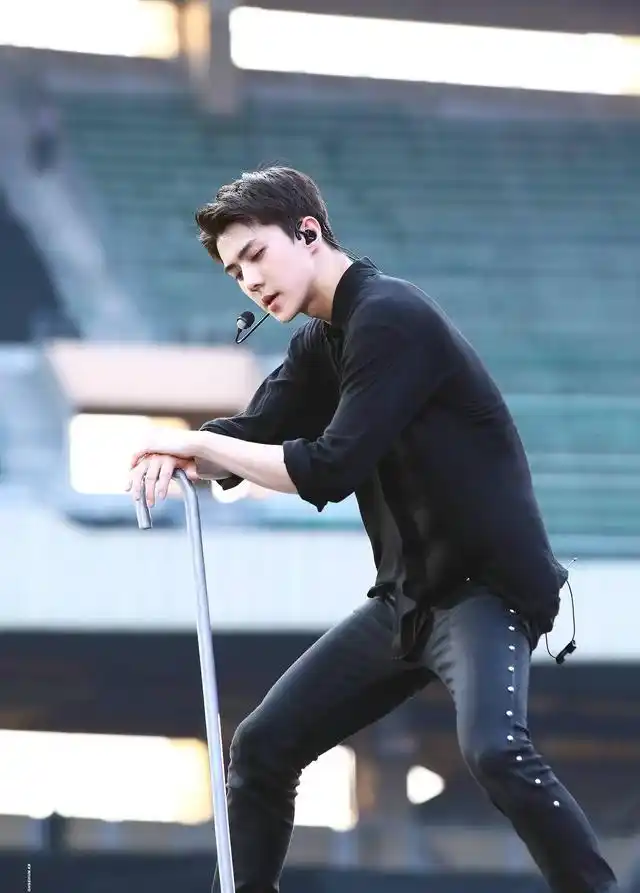 吴世勋黑色衬衣诱惑