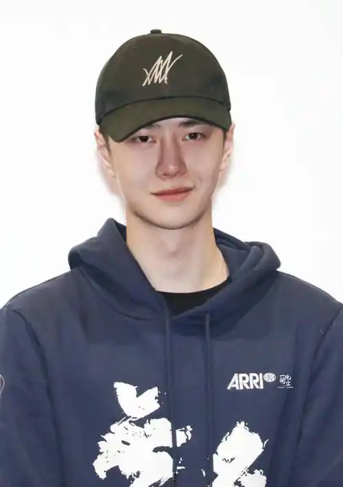 王一博素颜无滤镜照片曝光,素颜状态令人意外_摩托车_程耳_比赛