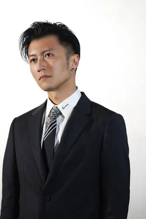 40岁谢霆锋帅气不减当年西装背头魅力十足生图状态太好了