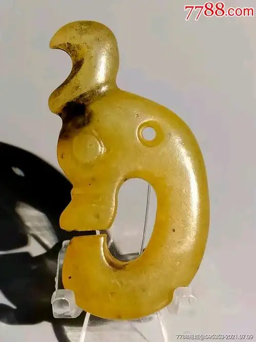 玉猪龙,红山文化,玉器.鸡骨白.