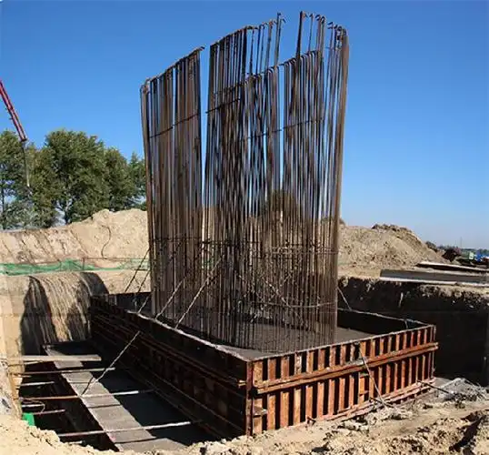 它有不同的类型划分,有的是高桩,还有一种属于低桩承台,前者一般暴露