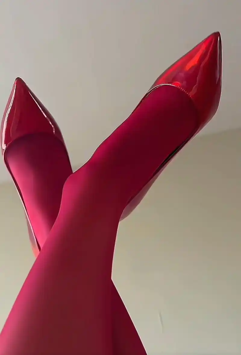 红色高跟鞋与丝袜的魅力