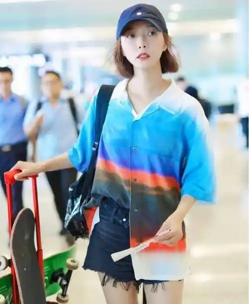 "驴尾巴"的牛仔短裤搭配七彩衬衣,王珞丹彻底敞开心扉!