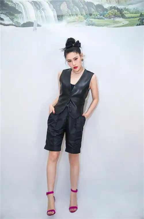 《说唱听我的》袁娅维高丸子头黑色皮马甲 酷帅清凉穿搭御姐范十足