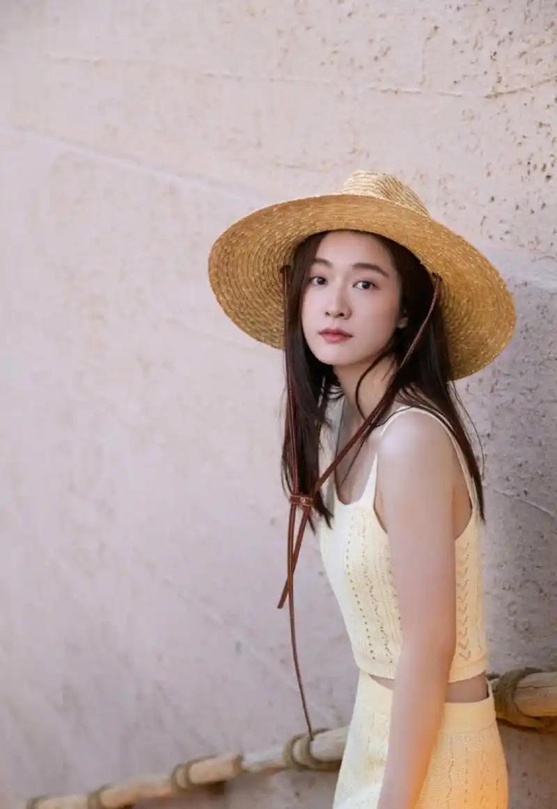 张雪迎# 一袭黄色针织裙套装,清纯甜美,娇嗔欲滴,俏皮灵动的小仙女