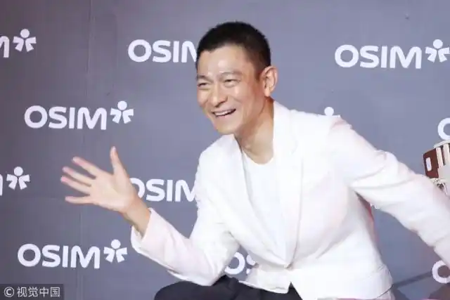 刘德华大病初愈面容消瘦笑到扶腰 寸头利落帅气天王范依旧