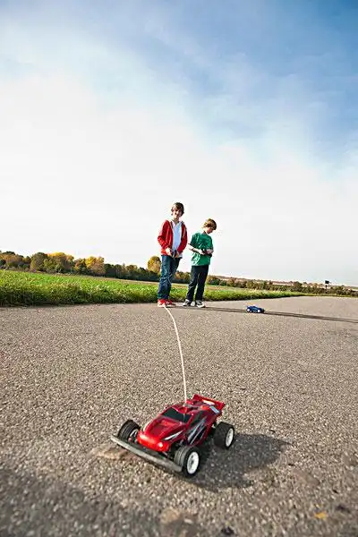 两个男孩,玩,玩具车