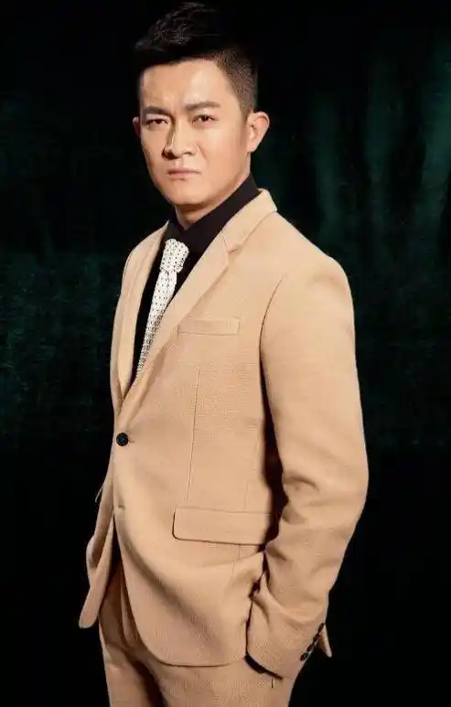 演员杨志刚:娶初恋张静,钱也归她管,成名后更爱她_郭靖宇_舞蹈_哥哥