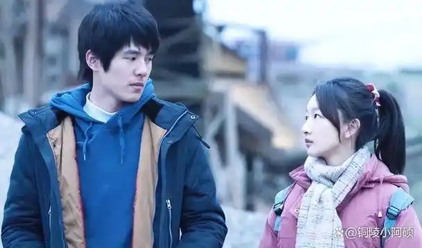 周冬雨和刘昊然的恋情第一次被拍到是在2021年8月3日晚10点多,当时,刘