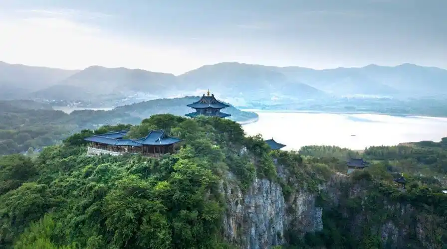 "湖13深氧界","太湖第一源",亦是中国著名的宜兴阳羡国家旅游度假区