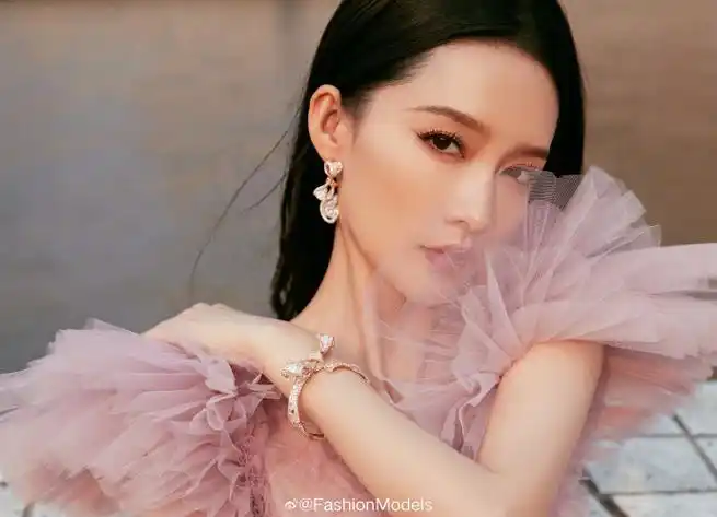 李沁身着huishan zhang 2024早春系列礼服,搭配cindy chao艺术珠宝及