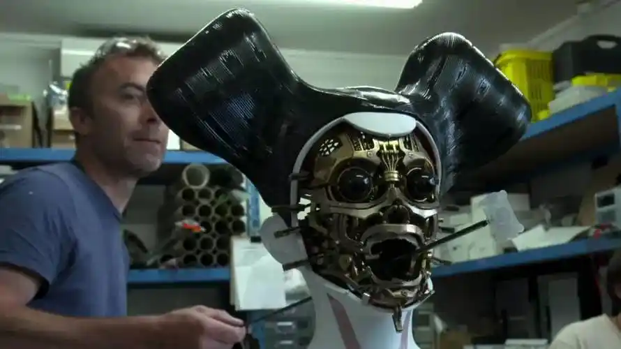 炫酷隐身衣,诡异机器人杀手,科幻大片《攻壳机动队》曝新图