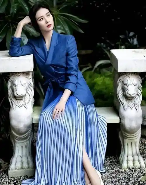 刘诗诗身穿蓝色一字肩连衣裙,尽显美丽,高贵,优雅_时尚_西装_分析