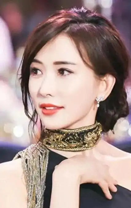 48岁志玲姐姐穿低胸裙差点兜不住网友日本人艳福不浅