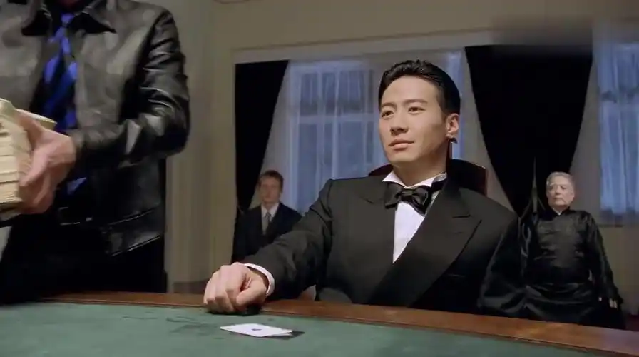 赌神3-趁你病要你命!高进连续弃牌二十局,这局终于梭哈了!