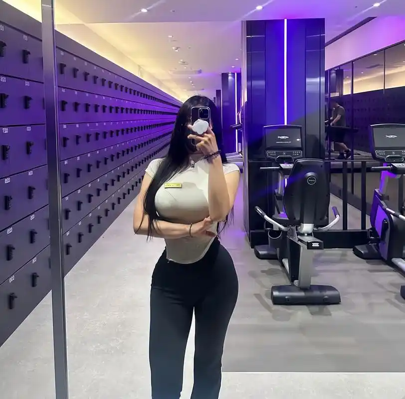一女子在健身房里晒身材照#健身美女