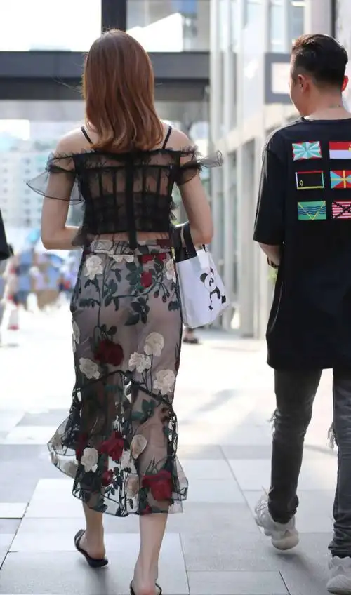 街拍:小姐姐演绎轻熟风,绣花透视长裙显姣好身姿