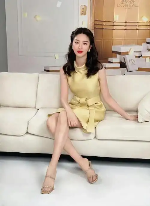 到了11月,杨采钰担任了69第十届北京电影学院国际大学生电影展双语