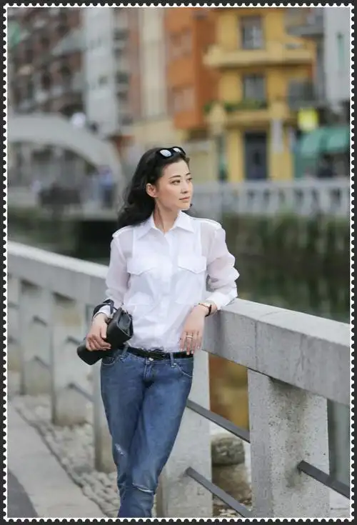 这张旧照也是很有小清新的感觉啊,衬衫搭配浅色牛仔裤,永远都不会过时