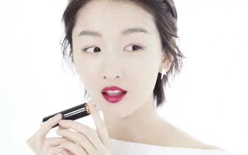 周冬雨短发时尚写真