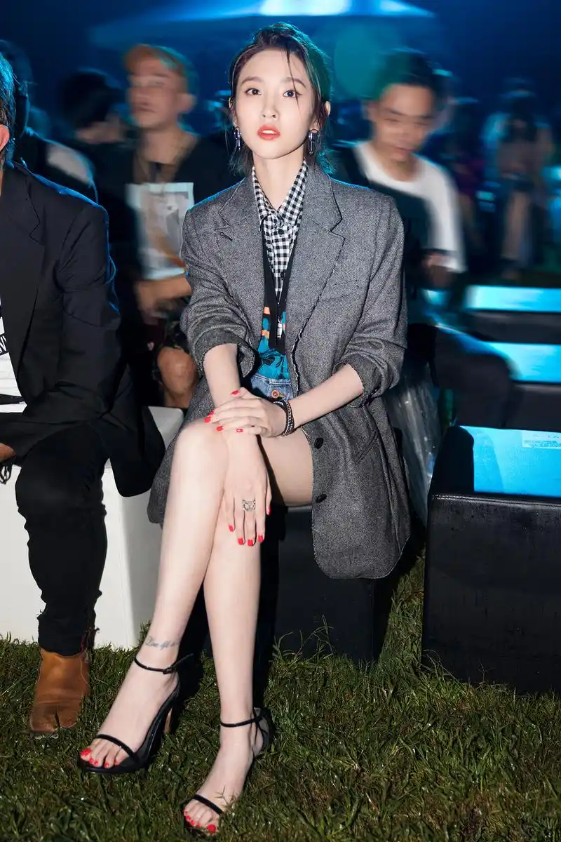 唐艺昕:清新甜美,搭配高跟鞋秀出长腿和美脚丫魅力十足