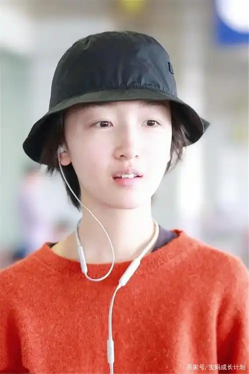 周冬雨的心到底有多大?素颜出街好显老,网友:她眉毛去哪儿了?