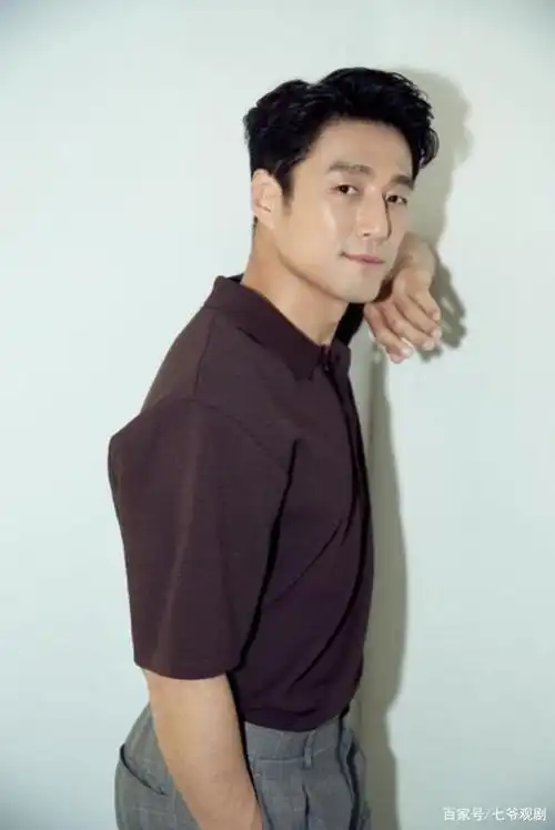 他是《大长今》的男主角闵政浩,50岁池珍熙其实是只快乐的小鸟