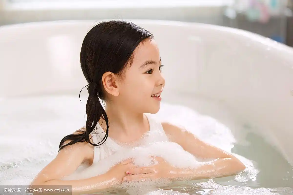 可爱的小女孩在洗澡